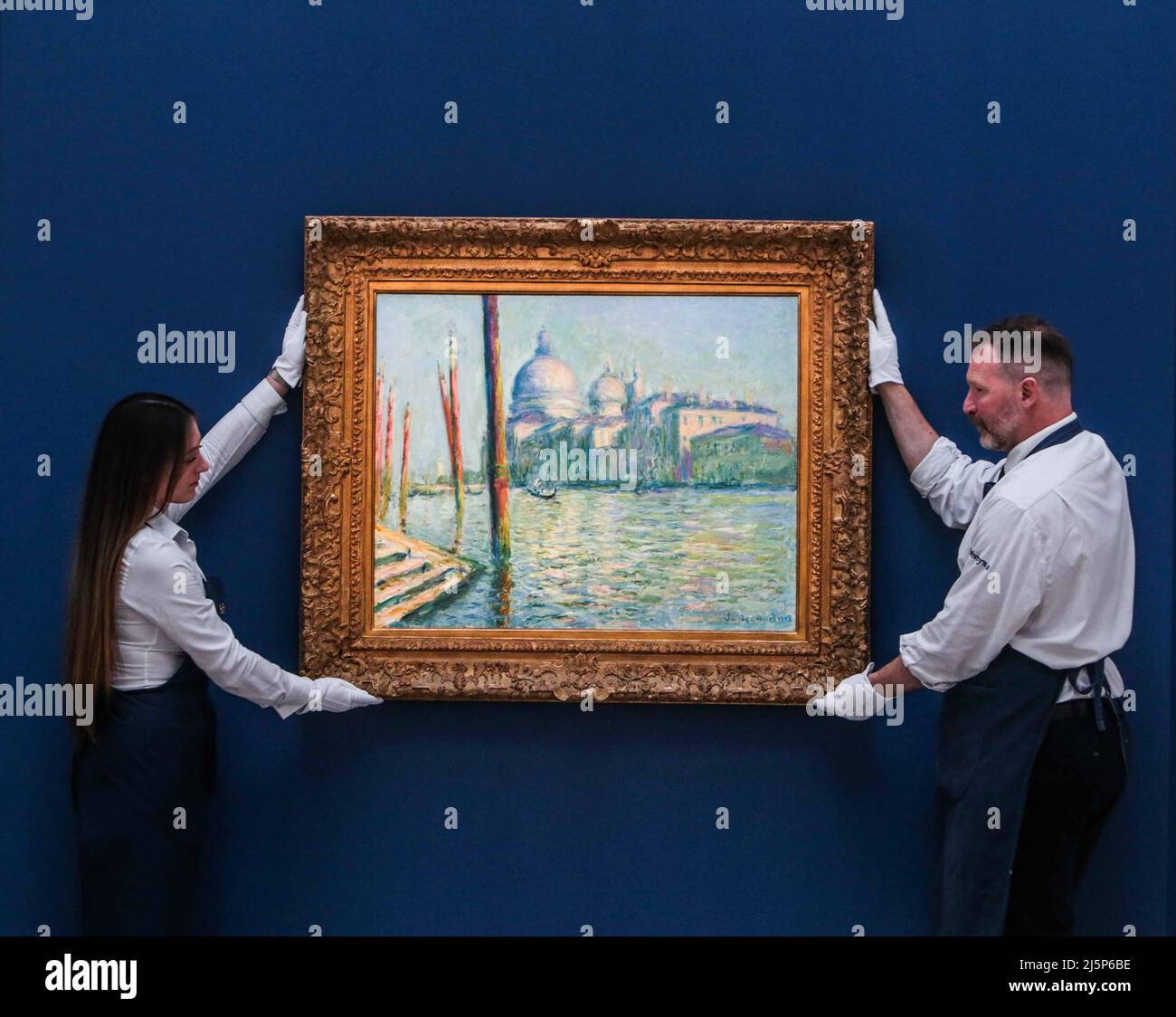 Londres 25 avril 2022 le Grand Canal et Santa Maria della Salute, Claude Monet's, signé en bas à droite, huile sur toile. Est $50 000 000 Aperçu de Sotheby à Londres des principaux points forts des enchères de New York Paul Quezada-Neiman/Alay Live News Banque D'Images