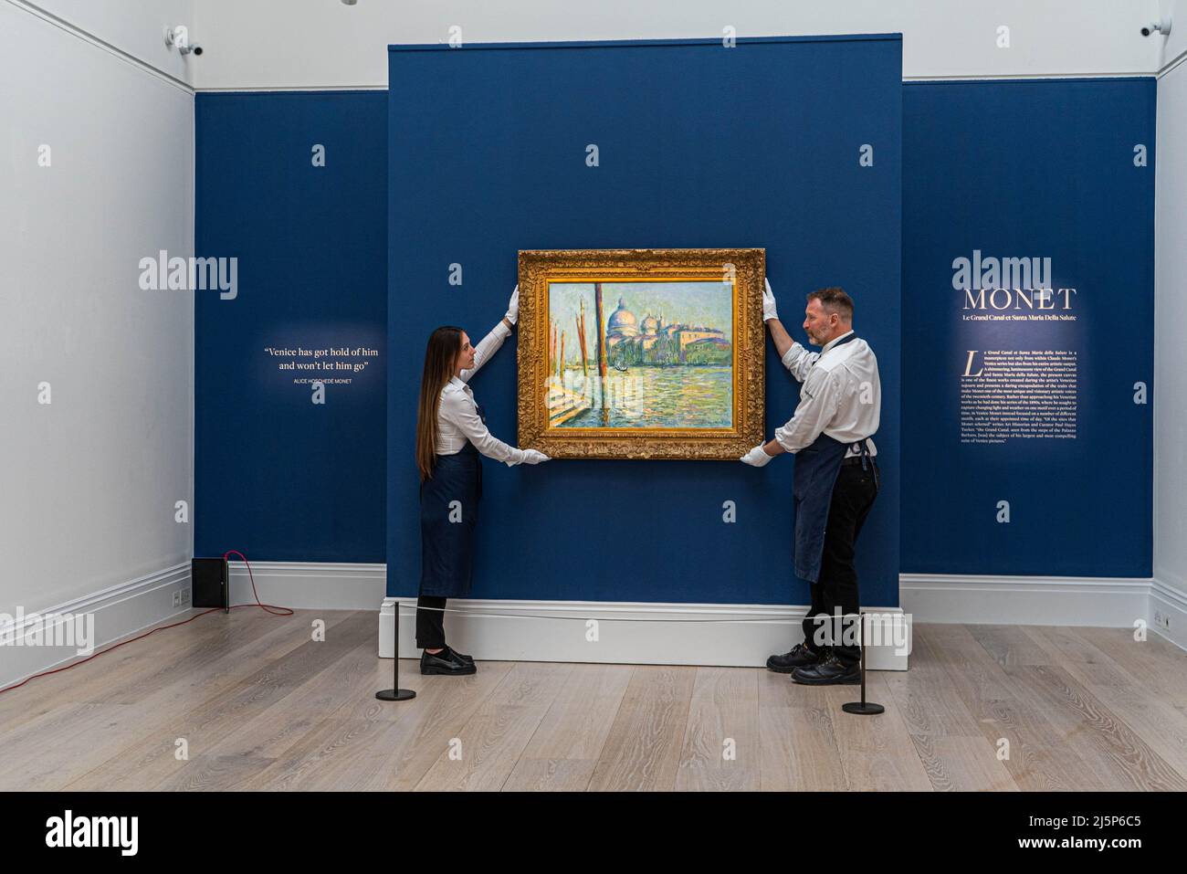 LONDRES, ROYAUME-UNI. 25 avril 2022 . Claude Monet, le Grand Canal et Santa Maria della Salute, 1908. Estimation dans la région de $50 millions. Aperçu des œuvres de Monet et Picasso à Sotheby's New Bond Street de la prochaine vente de la soirée moderne de New York. La vente a lieu le 17 mai crédit: amer ghazzal/Alamy Live News Banque D'Images