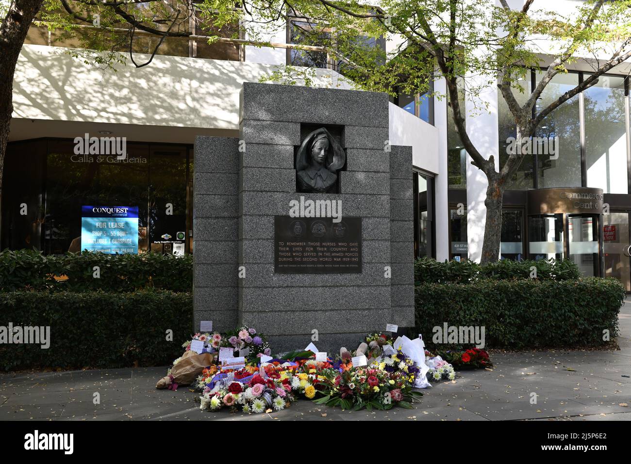 Australian Nurses Memorial Center sur St Kilda Rd, avec des fleurs disposées devant le monument à la suite des commémorations de l'ANZAC plus tôt dans la journée Banque D'Images