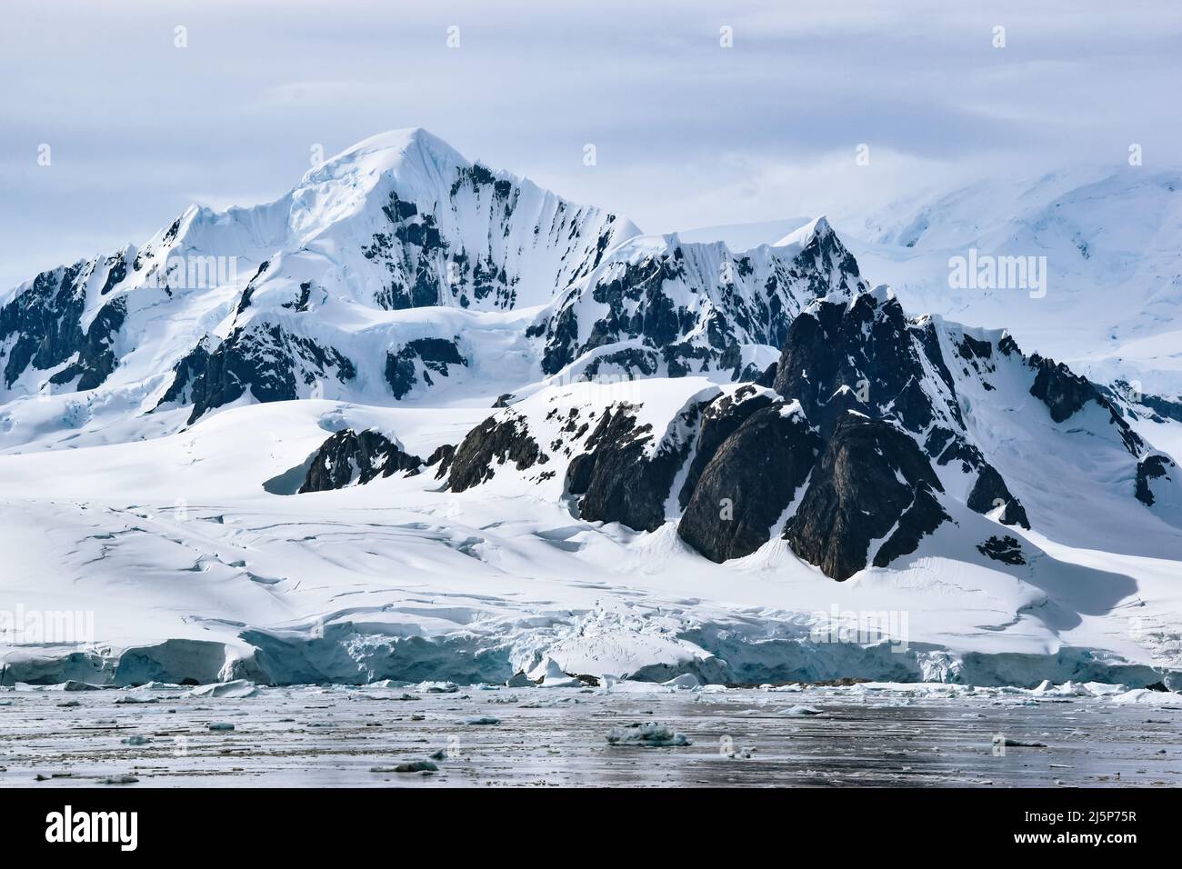 Les montagnes et les glaciers couverts de neige et de glace de l'île Petermann, en Antarctique Banque D'Images