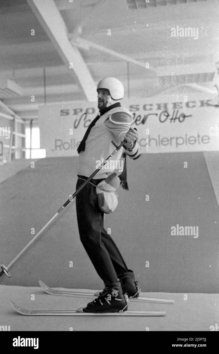 Walter Giller lors d'un événement promotionnel à Sporthaus Sport Scheck à Munich. La piste de ski en pente 'Schneller Otto' est présentée, sur laquelle le ski pourrait être essayé. [traduction automatique] Banque D'Images