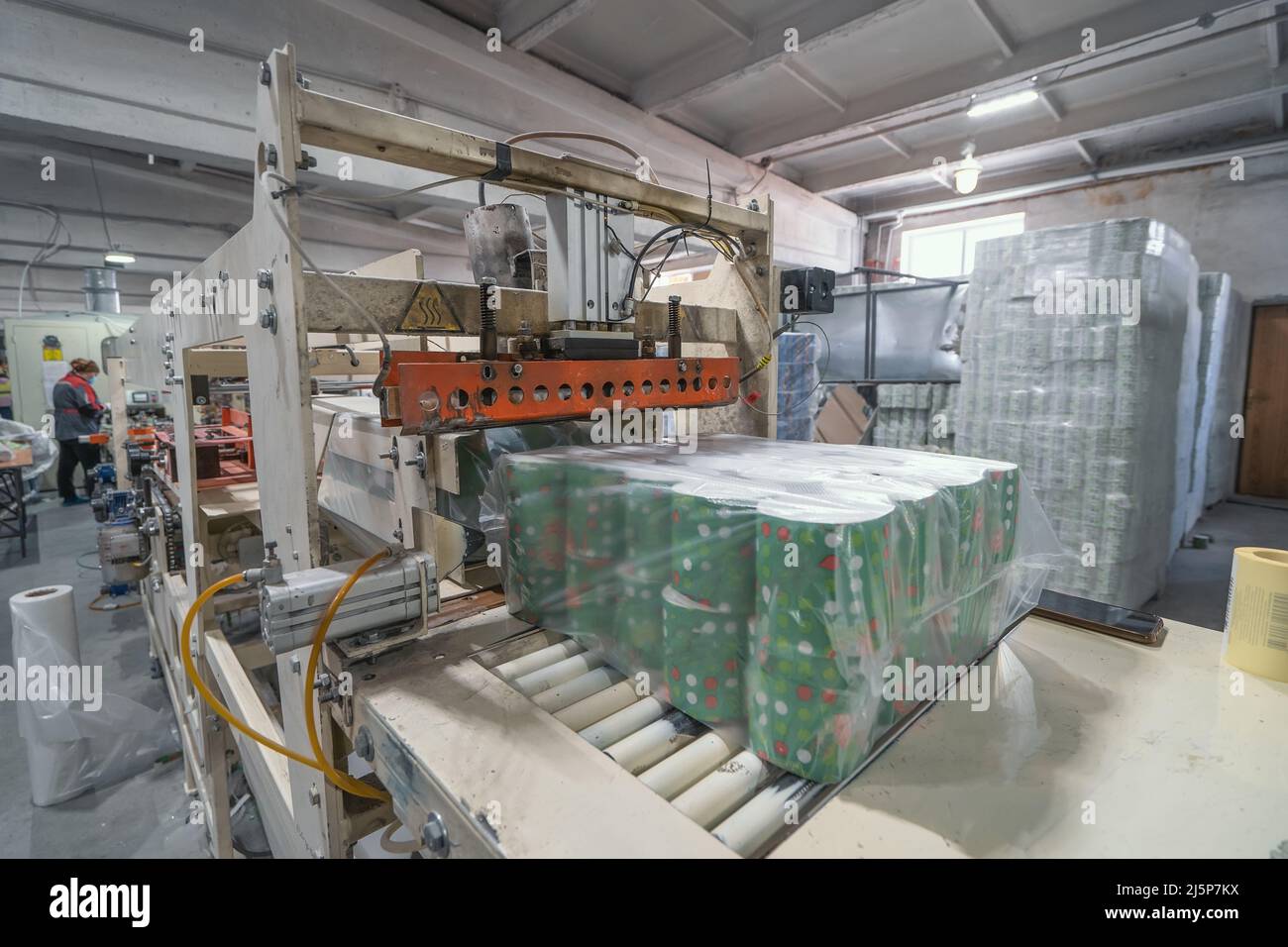 Production de papier toilette à partir de papier recyclé en usine. Banque D'Images