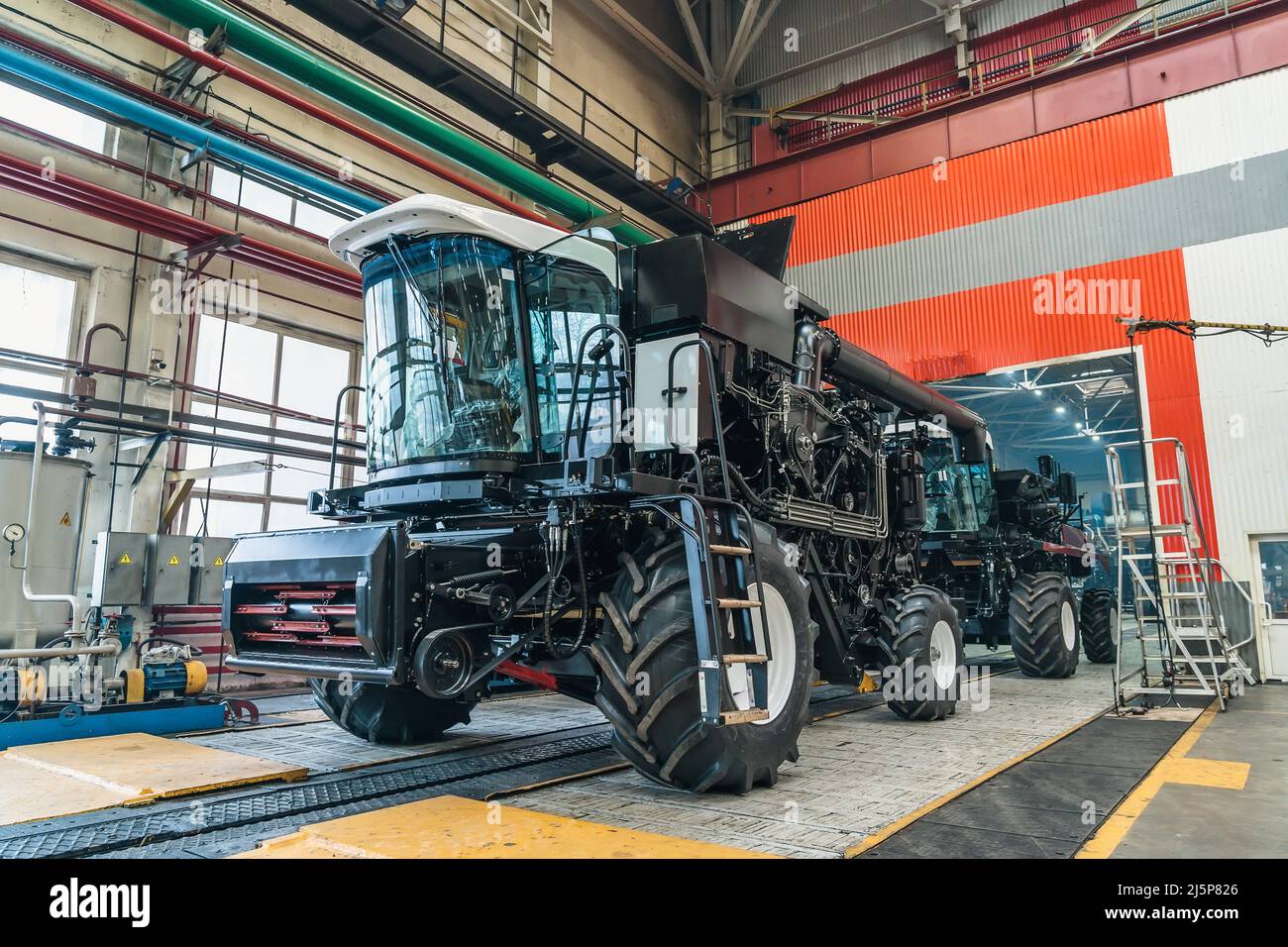 Moissonneuse-batteuse agricole en cours de montage sur chaîne de convoyeur en usine. Banque D'Images