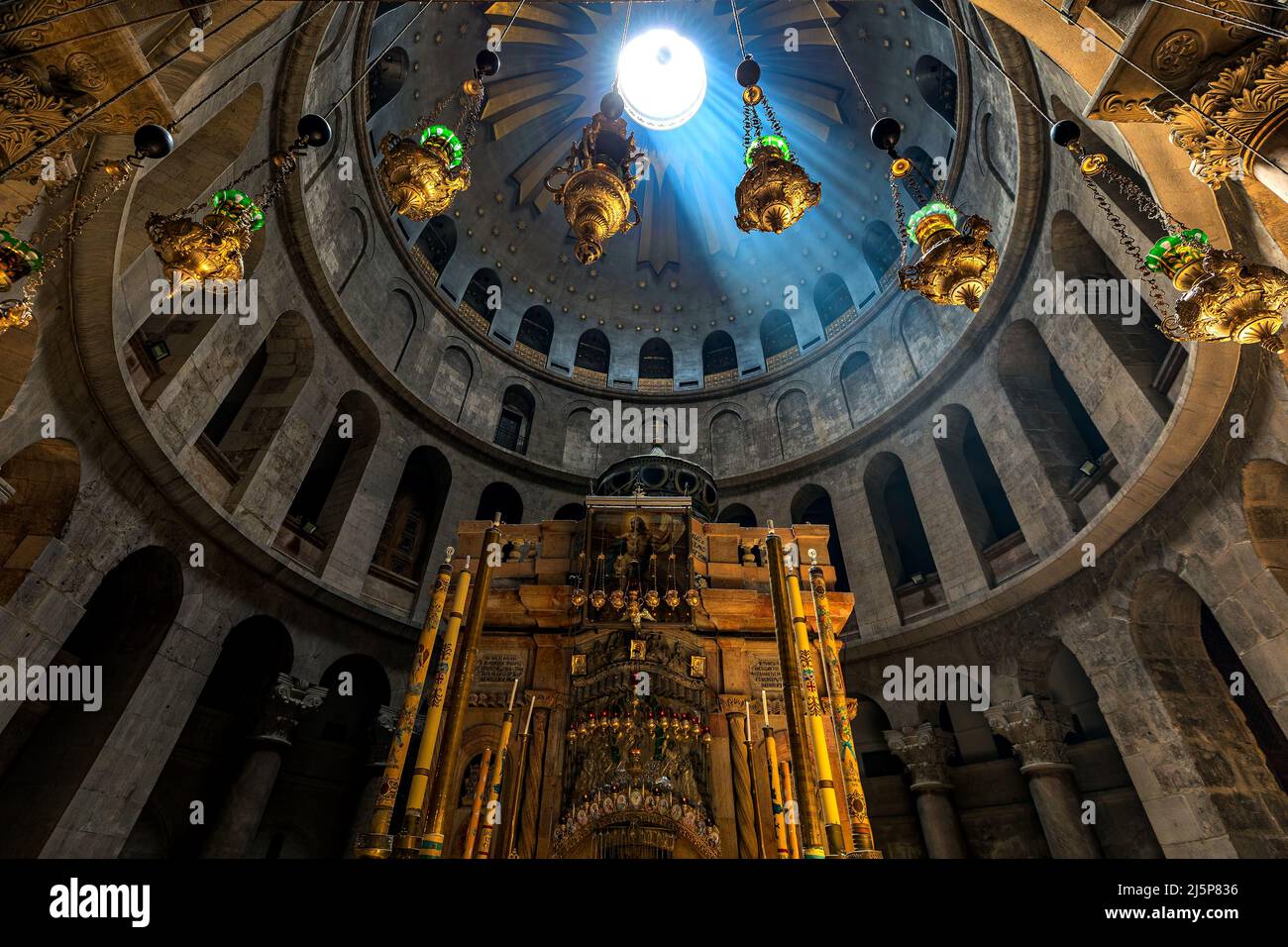 Le rayon de lumière du soleil traverse le plafond sur la tombe de Jésus dans l'Église du Saint-Sépulcre à Jérusalem, en Israël. Banque D'Images