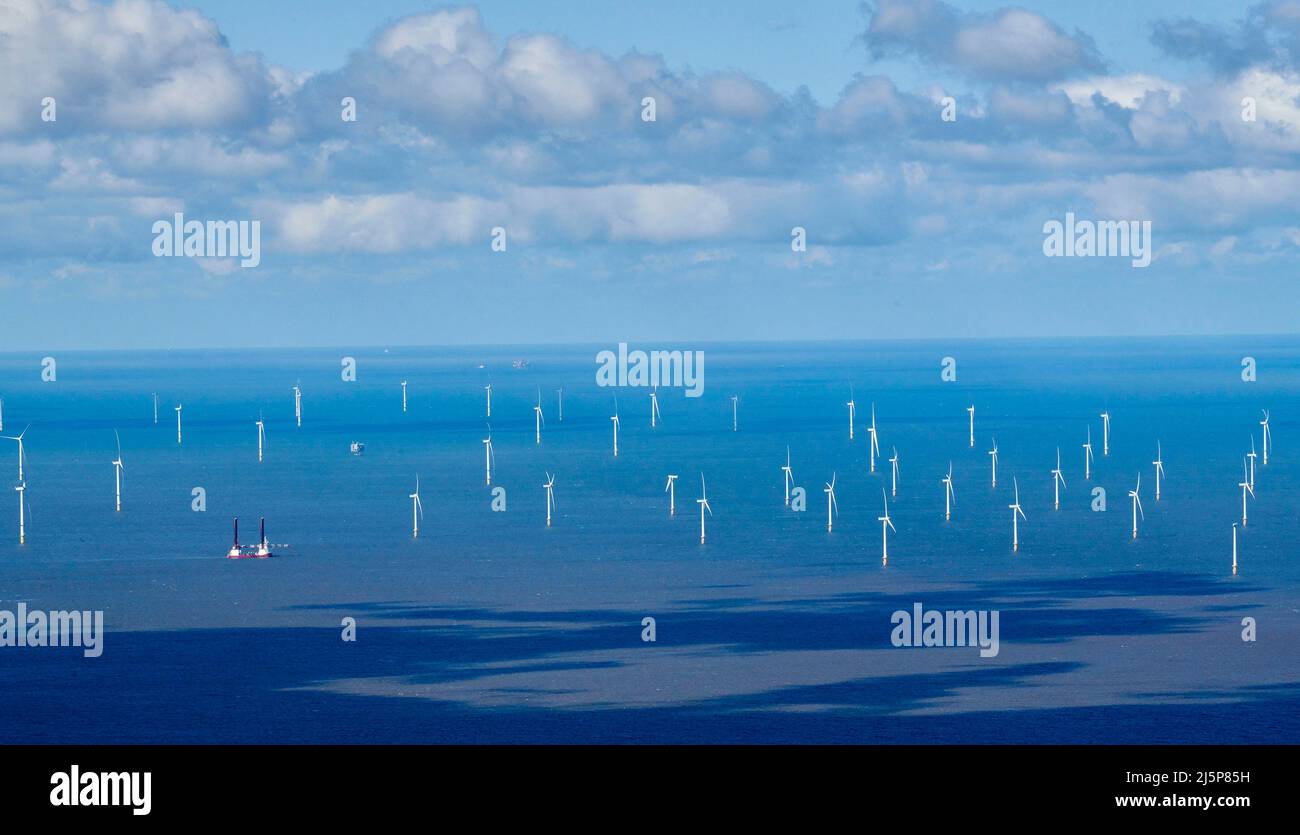 Éoliennes off shore dans la baie de Liverpool, Merseyside, nord-ouest de l'Angleterre, Royaume-Uni Banque D'Images