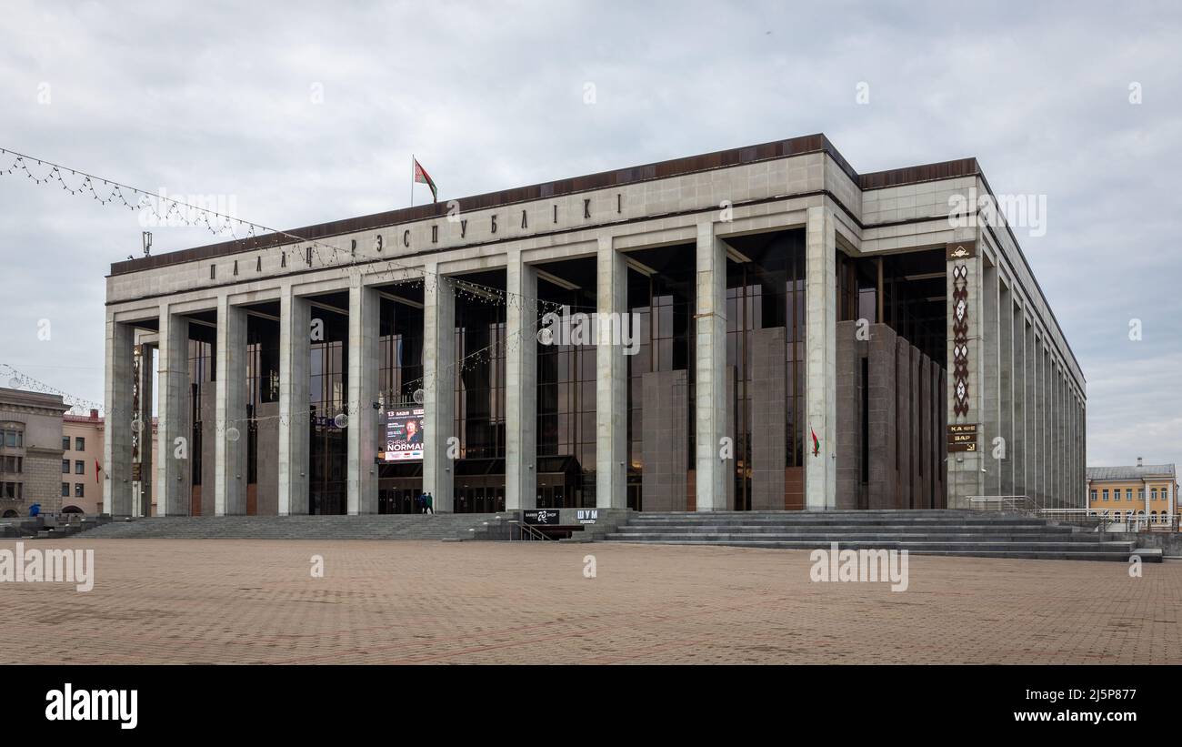 Minsk, Bélarus, 04.11.21. Palais de la République bâtiment du gouvernement dans un style monumental d'architecture moderniste et soviétique dans le district de Kastrychnitski. Banque D'Images