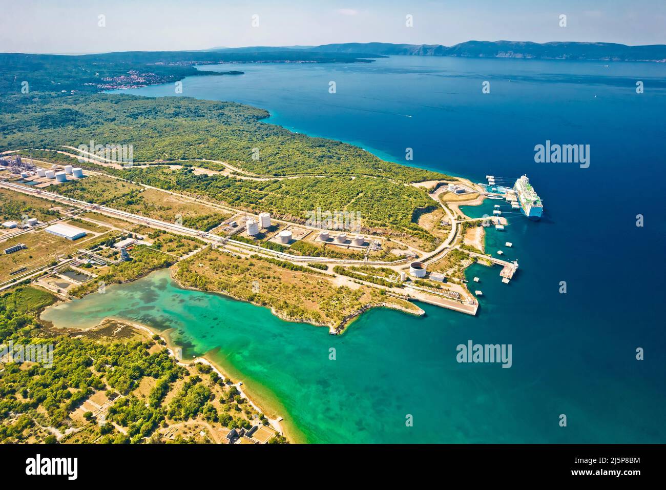 Terminal de GNL sur l'île de Krk vue aérienne du port, de l'énergie en Croatie Banque D'Images