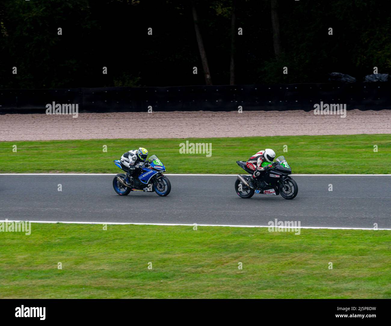 2 motos se disputés sur le circuit d'Oulton Park, Cheshire, Royaume-Uni Banque D'Images
