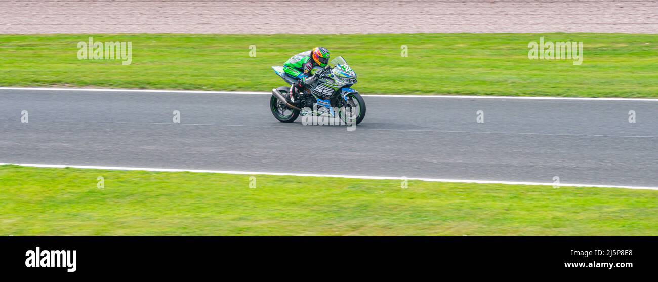 Course de moto sur piste asphaltée circuit d'Oulton Park. Cheshire. ROYAUME-UNI. Banque D'Images