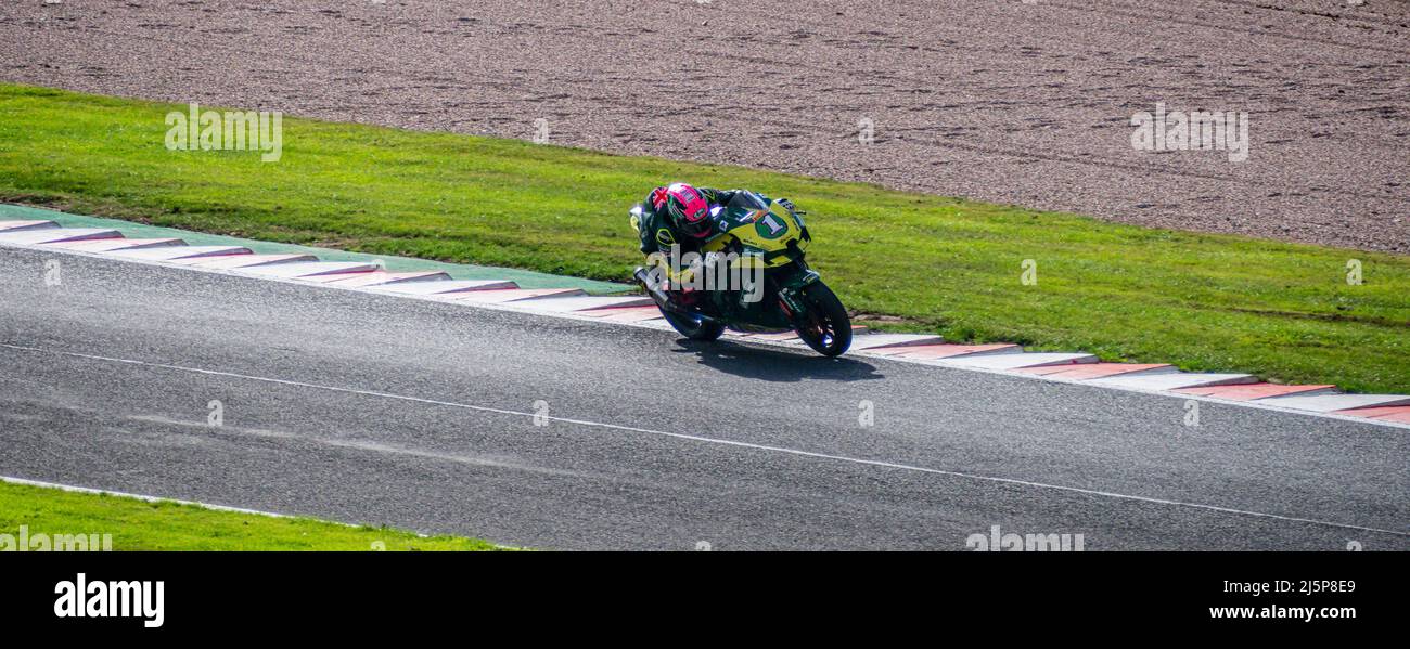 Course de moto sur piste asphaltée circuit d'Oulton Park. Cheshire. ROYAUME-UNI. Banque D'Images