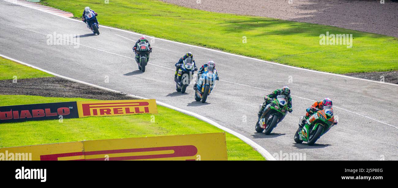 Course de moto sur le circuit d'Oulton Park. Banque D'Images