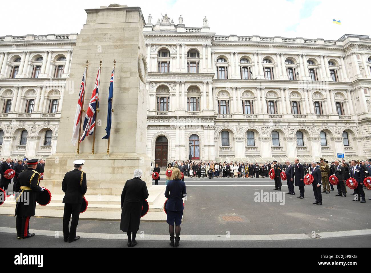 Le duc de Cambridge assistait à la cérémonie de pose de couronne commémorant le jour d'Anzac au Cenotaph, Londres. Le jour d'Anzac a été observé à Londres depuis que le roi George V a assisté au premier service à l'abbaye de Westminster en 1916 pour marquer l'anniversaire du débarquement à Gallipoli. Date de la photo: Lundi 25 avril 2022. Banque D'Images