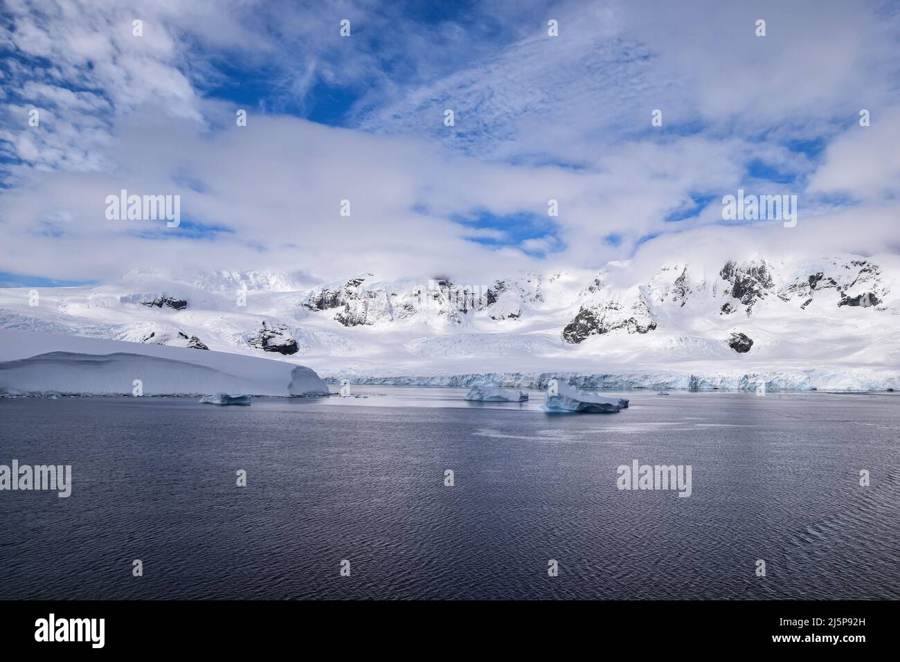 Côte couverte de glace et de neige sur la péninsule antarctique, Antarctique Banque D'Images