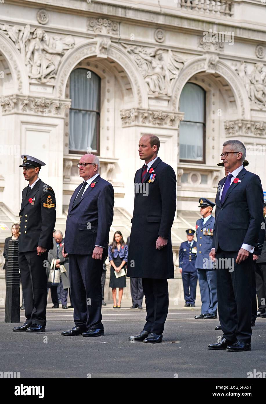 Le duc de Cambridge (2nd à droite) avec le haut-commissaire australien au Royaume-Uni George Brandis (2nd à gauche) et le haut-commissaire néo-zélandais au Royaume-Uni Bede Corry et (à droite) assistant à la cérémonie de pose de couronne commémorant le jour d'Anzac au Cenotaph, Londres. Le jour d'Anzac a été observé à Londres depuis que le roi George V a assisté au premier service à l'abbaye de Westminster en 1916 pour marquer l'anniversaire du débarquement à Gallipoli. Date de la photo: Lundi 25 avril 2022. Banque D'Images