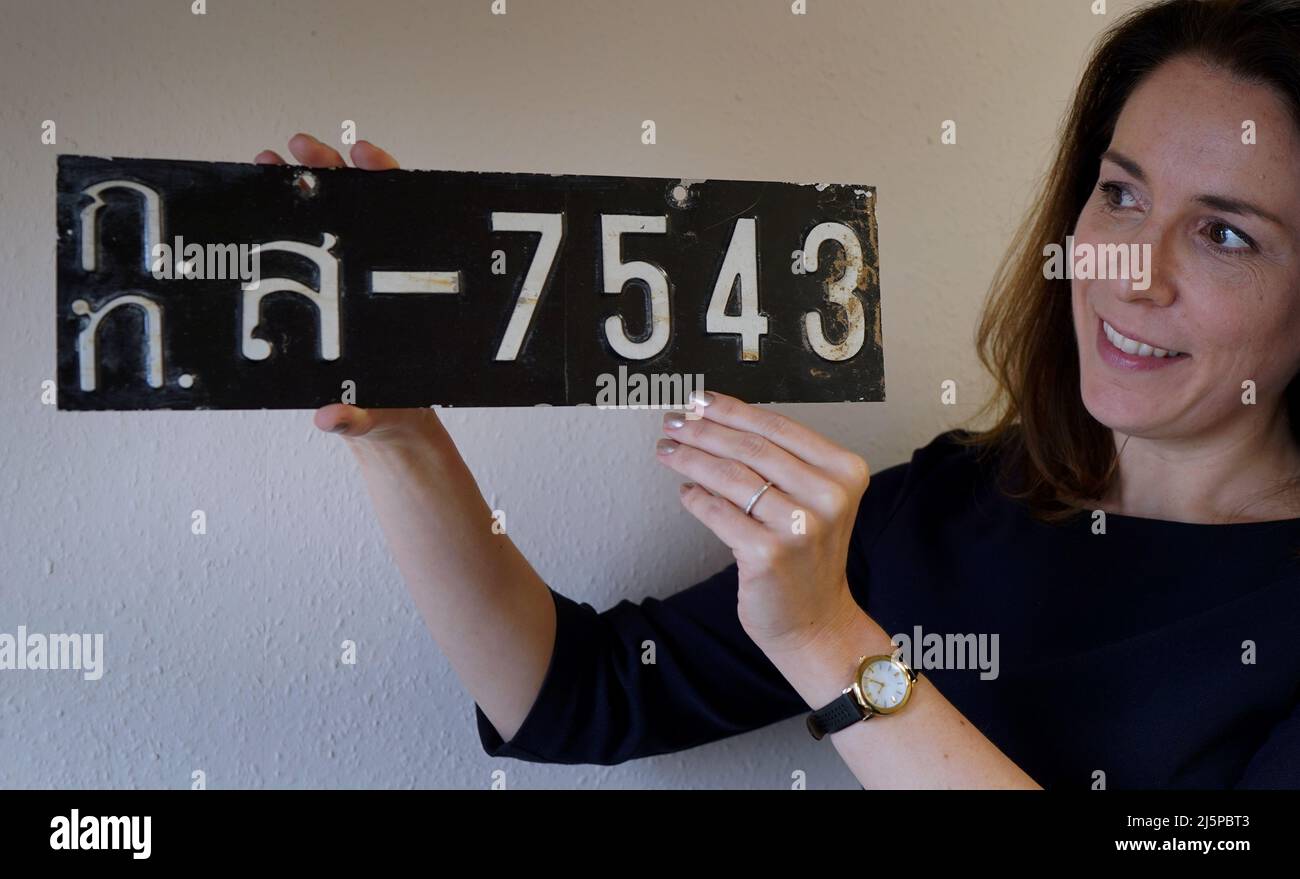 Stephanie Connell, l'Auctioneer, détient une plaque d'immatriculation originale utilisée sur le coupé AMC Matador de Scaramanga dans le groupe The Man with the Golden Gun de James Bond de 1974, estimée à 3 000 à 5 000 £, lors d'un aperçu de la vente prochaine d'antiquités et de pièces de collection, à Catherine Southon Auctioneers à Chislehurst, dans le Kent. Date de la photo: Lundi 25 avril 2022. Banque D'Images