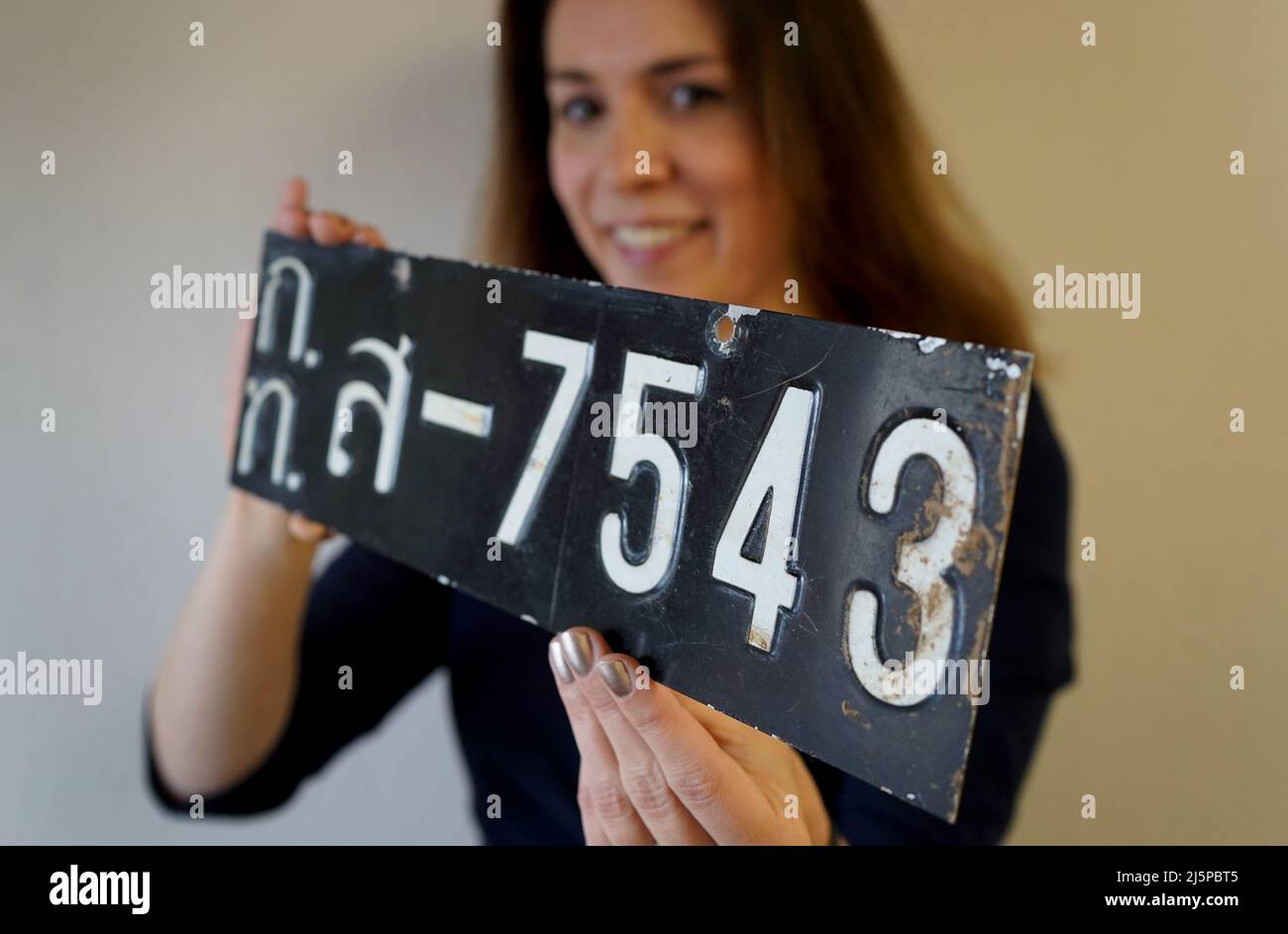 Stephanie Connell, l'Auctioneer, détient une plaque d'immatriculation originale utilisée sur le coupé AMC Matador de Scaramanga dans le groupe The Man with the Golden Gun de James Bond de 1974, estimée à 3 000 à 5 000 £, lors d'un aperçu de la vente prochaine d'antiquités et de pièces de collection, à Catherine Southon Auctioneers à Chislehurst, dans le Kent. Date de la photo: Lundi 25 avril 2022. Banque D'Images