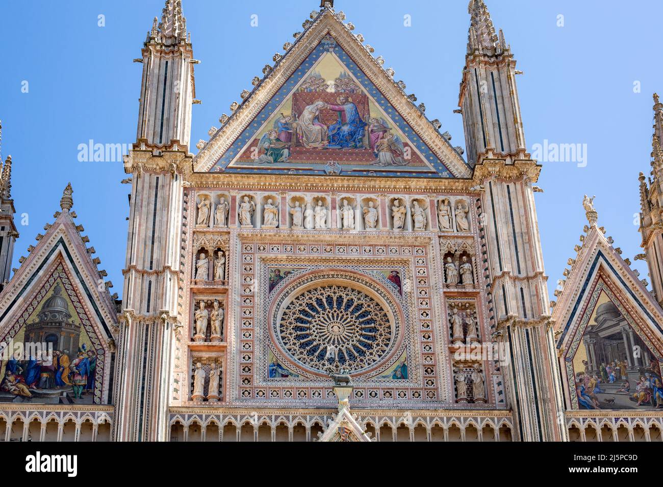 Détail de la façade célèbre cathédrale Santa Maria Assunta fait de mosaïques de scènes de la bible sur la place centrale de la vieille ville d'Orvieto, Duomo Banque D'Images