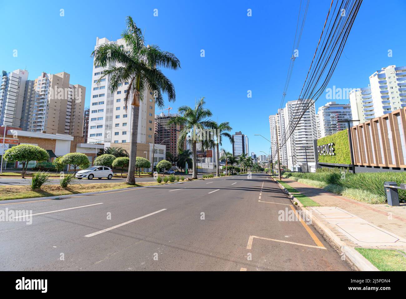 Londrina, PR, Brésil - 25 décembre 2021 : vue sur l'avenue Ayrton Senna da Silva, quartier de Gleba Fazenda Palhano. Banque D'Images