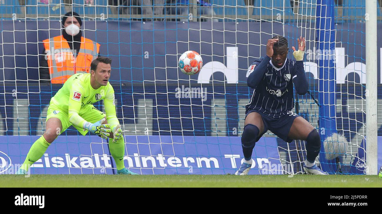 Bochum, Allemagne. 24th avril 2022. Firo : 24th avril 2022, Fuvuball, 1st Bundesliga, saison 2021/2022, VFL Bochum - FC Augsburg goalwart Manuel RIEMANN, Bochum, col inversé Armel BELLA KOTCHAP/dpa/Alay Live News Banque D'Images