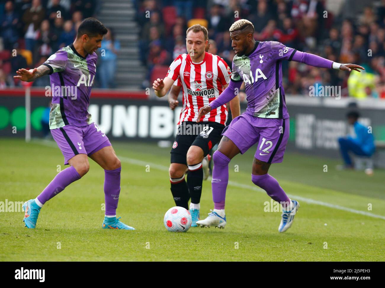 Londres, Angleterre - AVRIL 23 : Christian Eriksen, de Brentford, prend le Royal Emerson de Tottenham Hotspur pendant la Premier League entre Brentford et Tot Banque D'Images