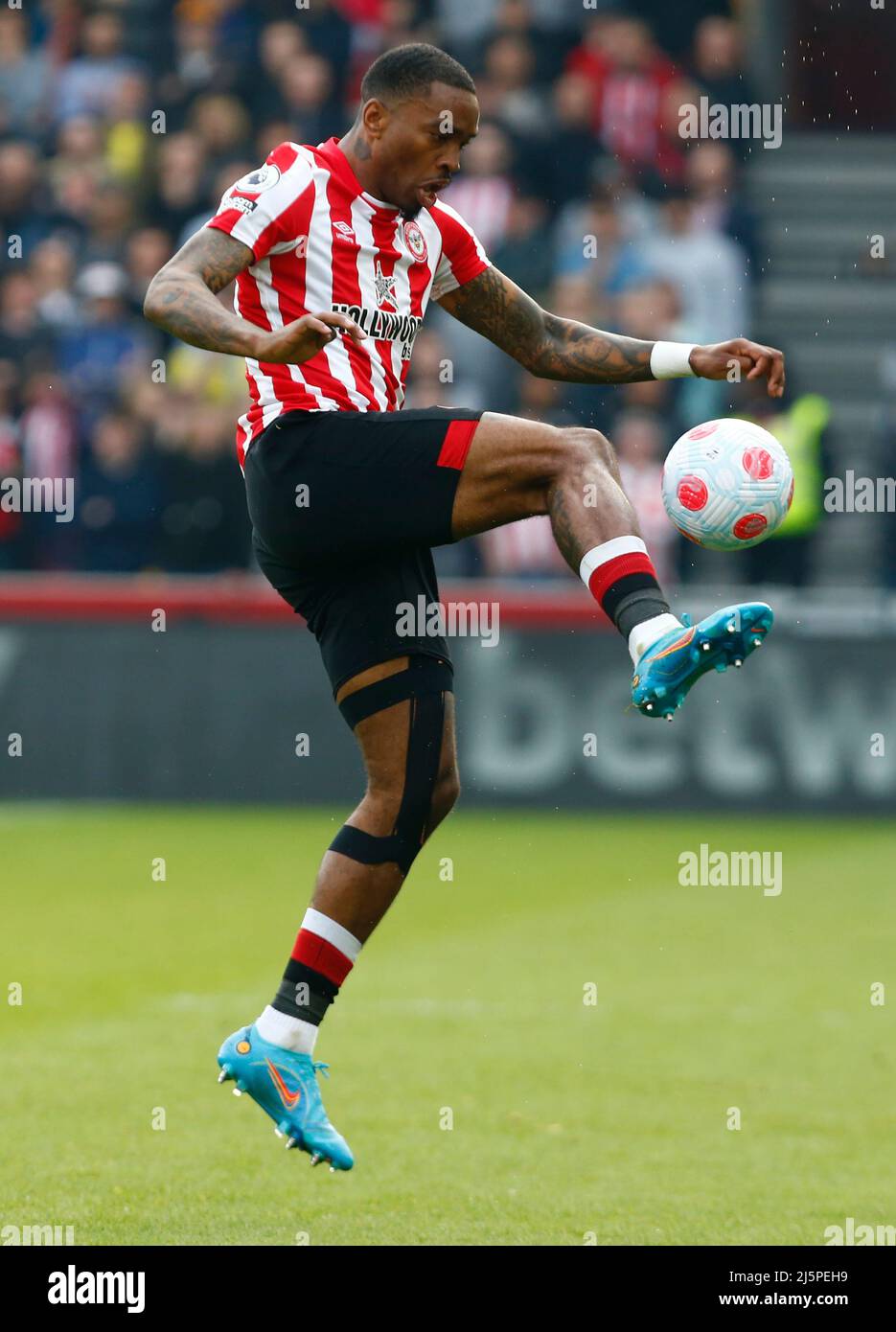 Londres, Angleterre - AVRIL 23 : Ivan Toney de Brentford pendant la première ligue entre Brentford et Tottenham Hotspur au stade communautaire de Brentford , Lo Banque D'Images