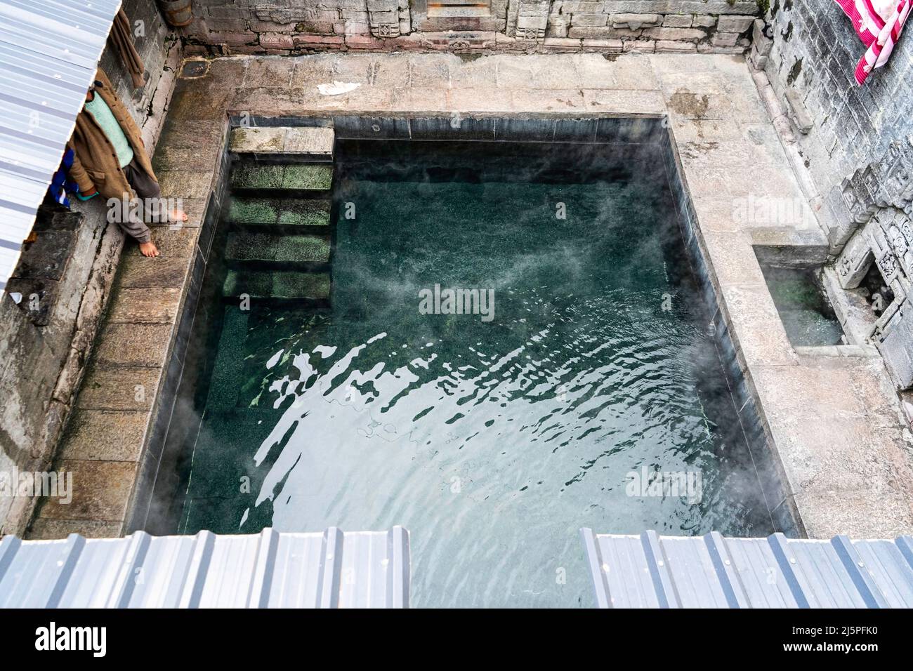 Le village de Vashist est célèbre pour ses sources d'eau chaude sulfureuses et est une attraction populaire parmi les touristes et les pèlerins. himachal pradesh. Banque D'Images