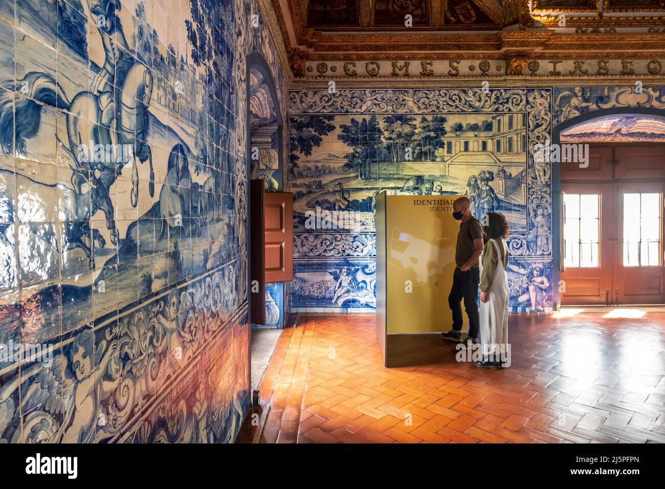 Touristes et coloré bleu tilwork, Palais national de Sintra, Sintra, Portugal Banque D'Images