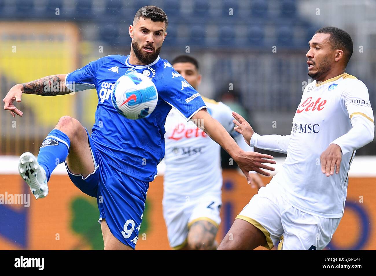 Stade Carlo Castellani, Empoli, Italie, 24 avril 2022, Patrick Cutrone (Empoli FC) et Juan Jesus (SSC Napoli) pendant Empoli FC vs SSC Napoli - IT Banque D'Images