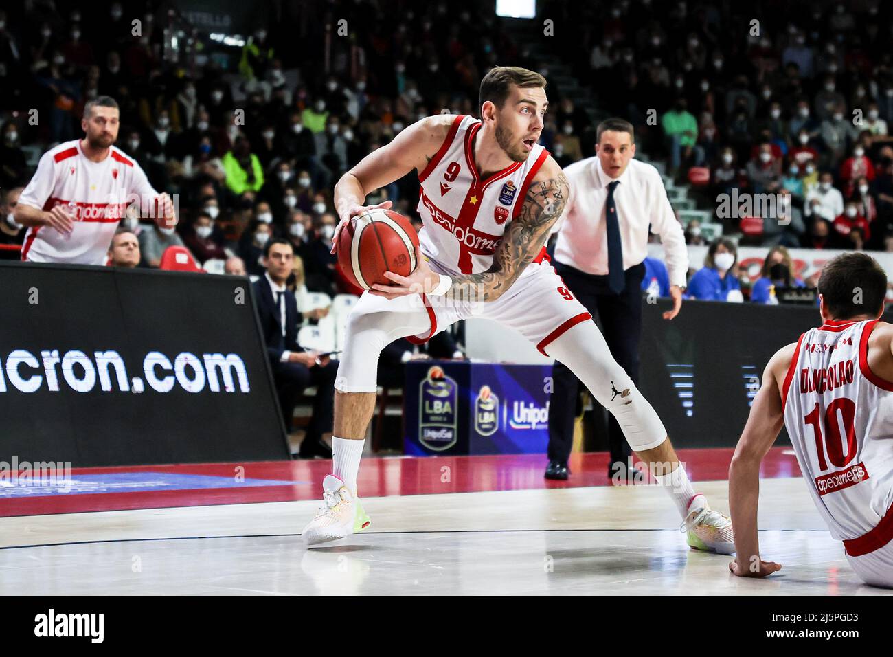 Varese, Italie. 24th avril 2022. Paulius Sorokas #9 de Pallacanestro Varese OpenJobMetis en action pendant le basket italien LBA Lega basket Un match de saison régulière 2021/22 entre OpenJobMetis Varese et Fortitudo Kigili Bologna à Enerxenia Arena. Score final ; Varèse 103:92 Bologne. (Photo de Fabrizio Carabelli/SOPA Images/Sipa USA) crédit: SIPA USA/Alay Live News Banque D'Images