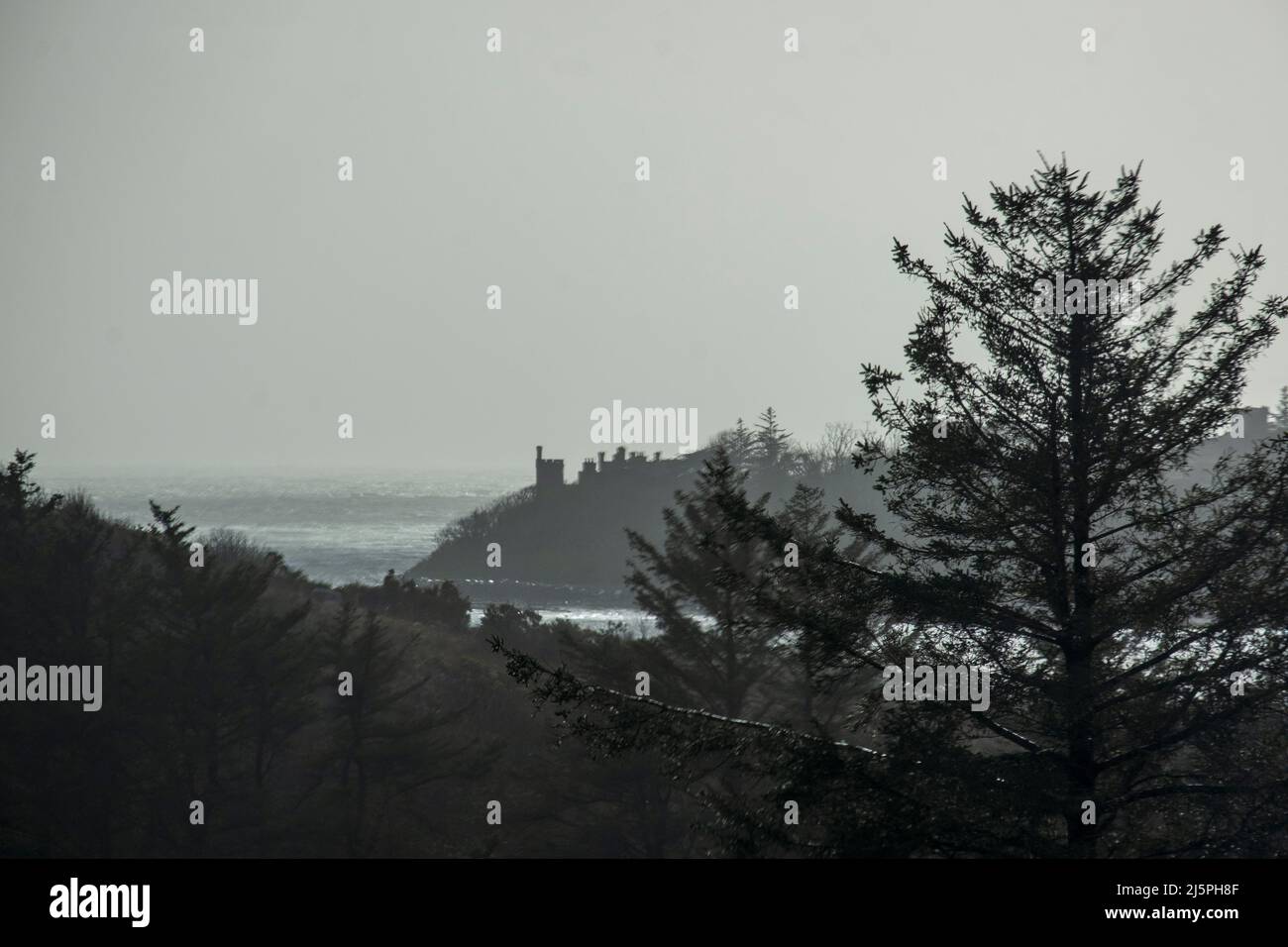 Une maison le long de la côte de Mayo, Mulranny, Irlande, un jour de pluie en avril Banque D'Images