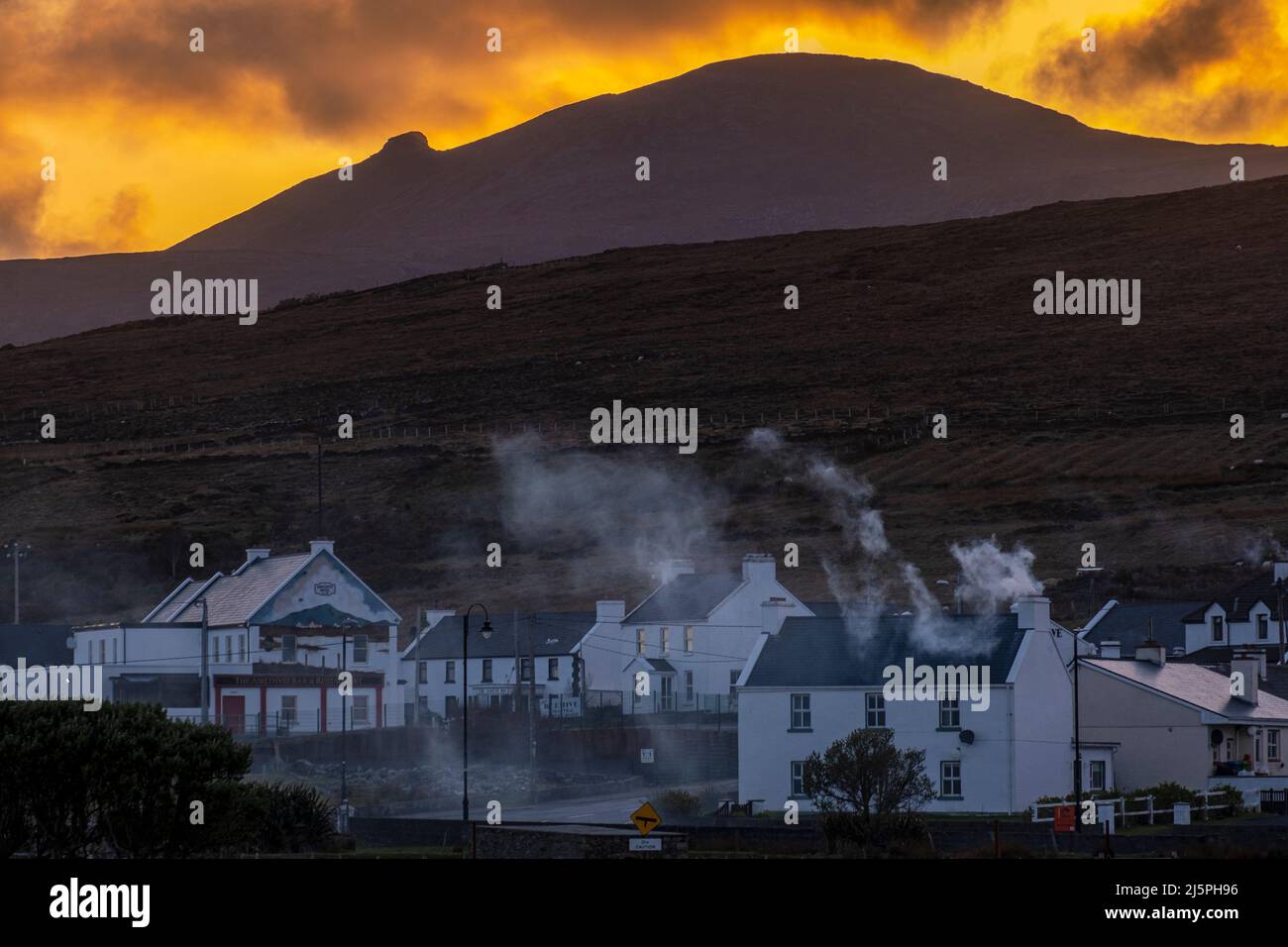 La fumée s'élève des cheminées, Keel, Achill Island, Irlande Banque D'Images