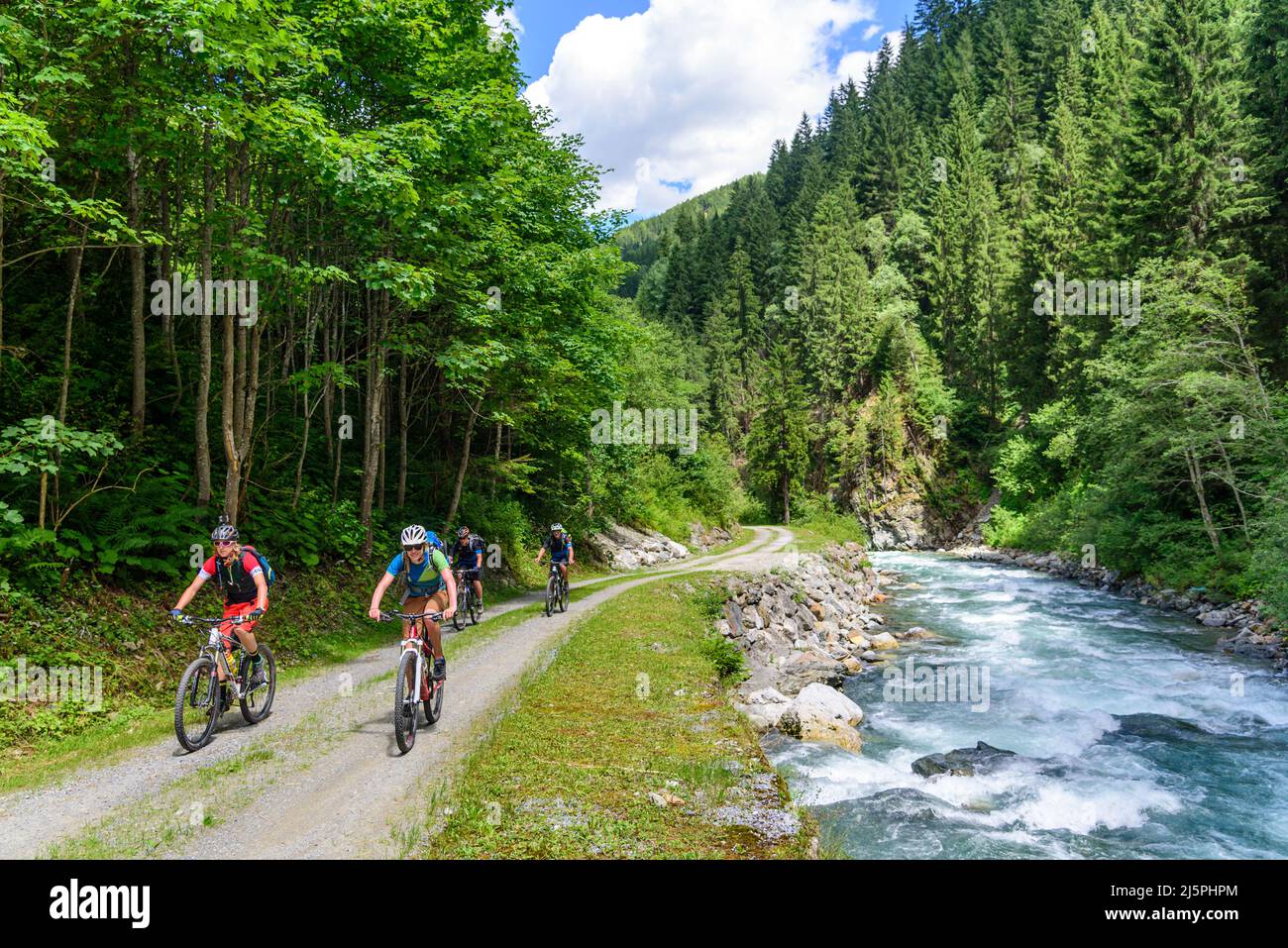 Groupe de vététistes randonnée à vélo le long de la vallée de Paznaun en rivière Trisanna Banque D'Images