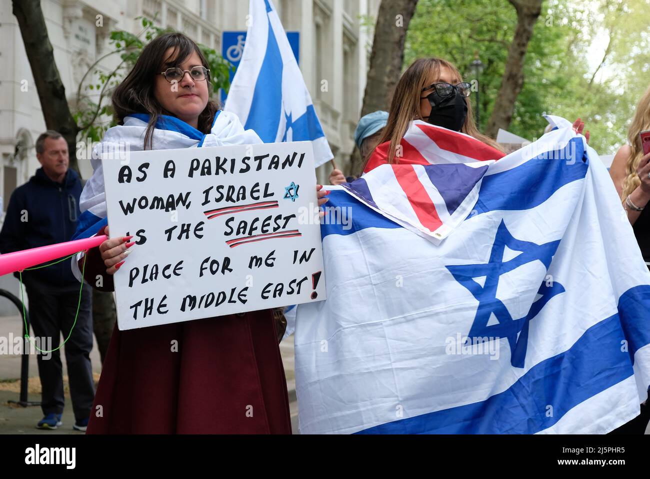 Londres, Royaume-Uni, 24th avril 2022. Une contre-manifestation organisée par un petit nombre de manifestants pro-israéliens marche avec la protection de la police près du cortège d'Al-Qods. La marche annuelle qui s'est tenue en solidarité avec les Palestiniens, l'occupation de leurs terres et la fin du régime d'apartheid sioniste revient après la pandémie. Crédit : onzième heure Photographie/Alamy Live News Banque D'Images