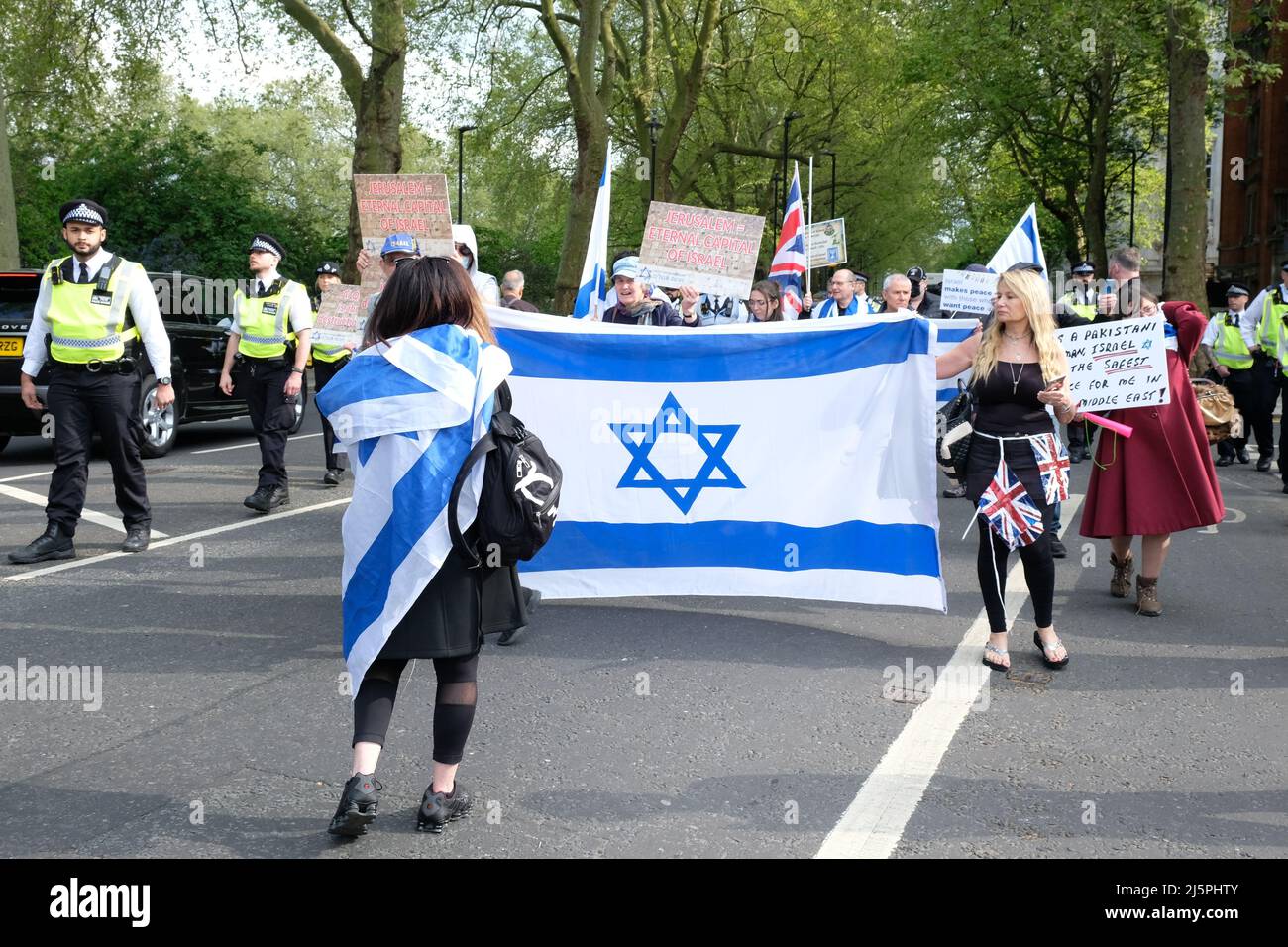 Londres, Royaume-Uni, 24th avril 2022. Une contre-manifestation organisée par un petit nombre de manifestants pro-israéliens marche avec la protection de la police près du cortège d'Al-Qods. La marche annuelle qui s'est tenue en solidarité avec les Palestiniens, l'occupation de leurs terres et la fin du régime d'apartheid sioniste revient après la pandémie. Crédit : onzième heure Photographie/Alamy Live News Banque D'Images