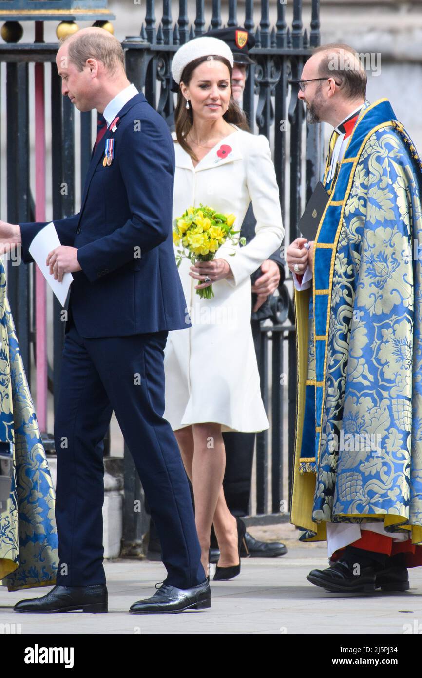 Londres, Royaume-Uni. 25 avril 2022. Le duc et la duchesse de Cambridge assistent au service de commémoration et de Thanksgiving commémorant la Journée de l'Anzac à l'abbaye de Westminster, Londres. Date de la photo: Lundi 25 avril 2022. Le crédit photo devrait se lire: Matt Crossick/Empics/Alamy Live News Banque D'Images