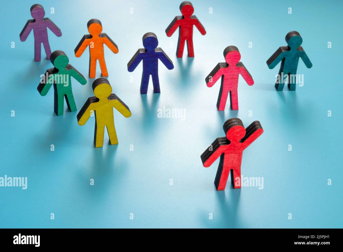 Leadership et inclusion. Figurines colorées sur la surface. Banque D'Images