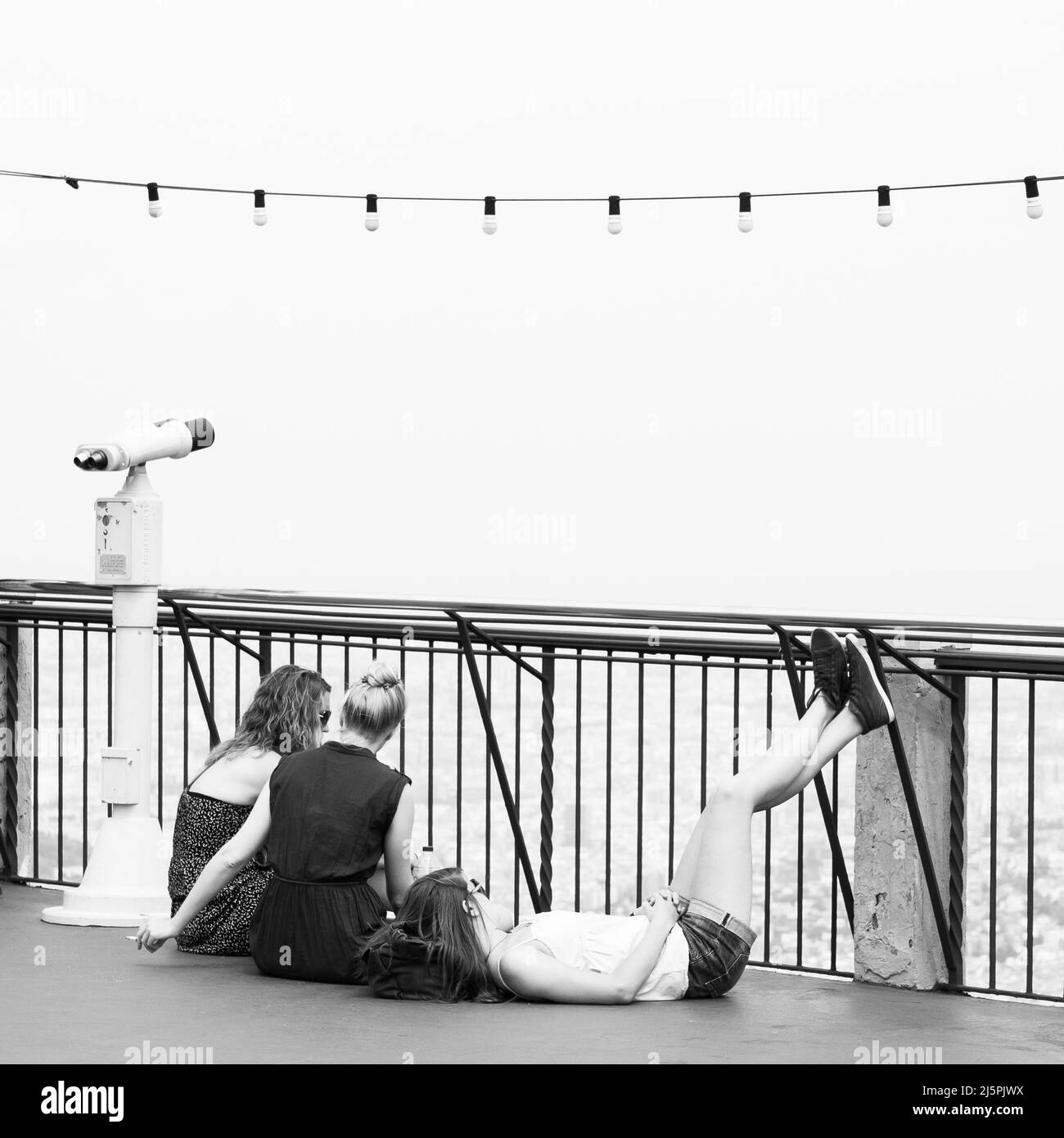 Tibidabo, Barcelone, Espagne - 12 juin 2011 : jeunes filles se reposant au point d'observation de Tibidabo. Photographie urbaine en noir et blanc Banque D'Images