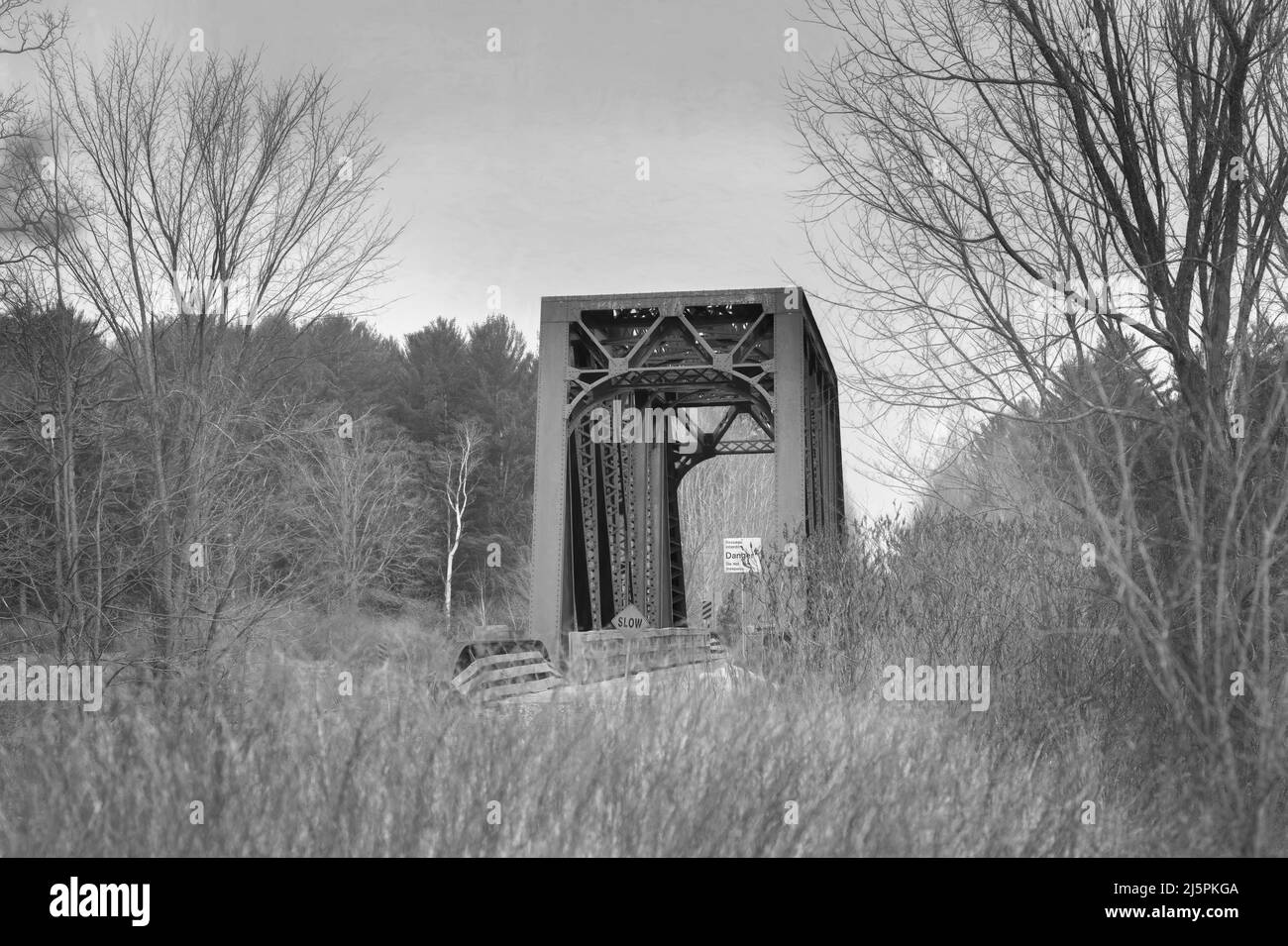 Un ancien pont de treillis de chemin de fer du CN abandonné à l'extérieur d'Ottawa, au Canada Banque D'Images