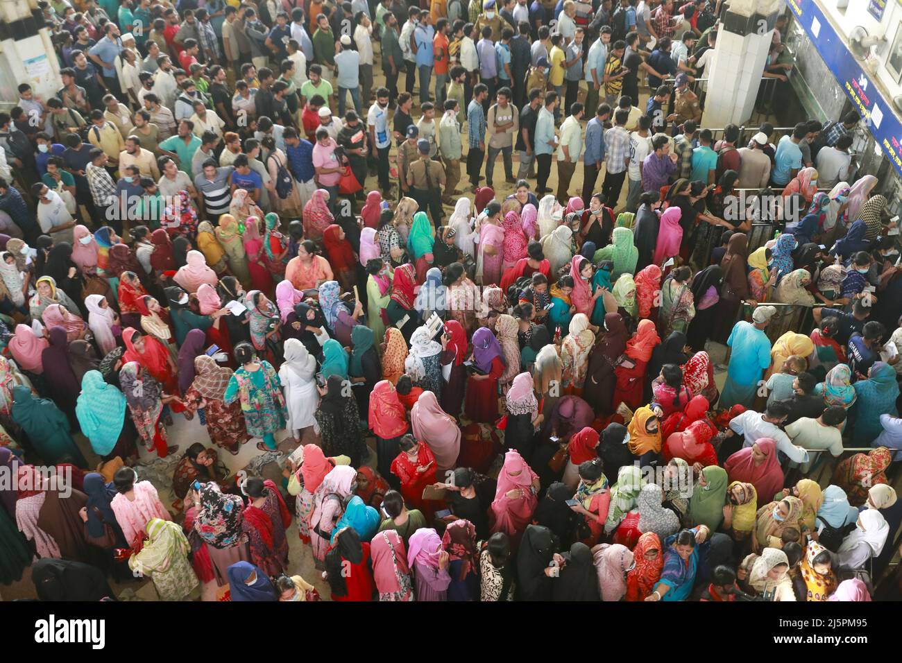 Les bangladais attendent dans la file d'attente pour récupérer des billets à la gare de Komolapur, les chemins de fer du Bangladesh commençant à vendre des billets à l'avance avant le séjour d'Eid al-Fitr à Dhaka, au Bangladesh, le 25 avril 2022. EID al-Fitr est un jour férié religieux important célébré par les musulmans dans le monde entier qui marque la fin du Ramadan, le mois Saint islamique du jeûne. (Photo de Suvra Kanti Das/Sipa USA) Banque D'Images