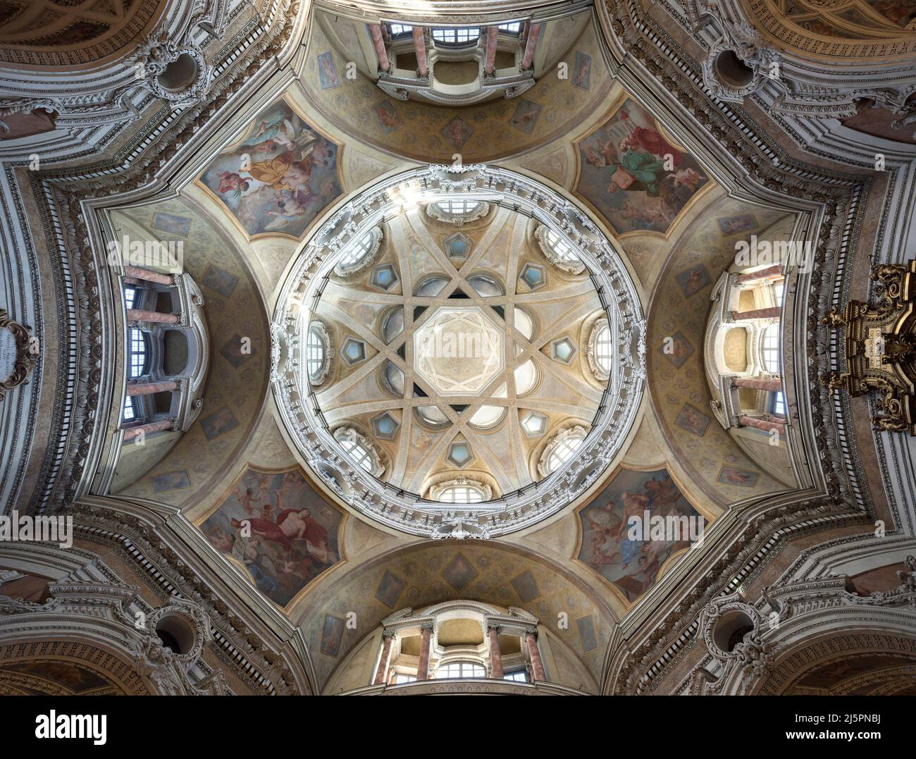 Vue sur la coupole de l’eglise Saint Laurent a Turin, edification de l’eglise promise par Emmanuel Philibert de Savoie (1528-1580) qui remporta la bataille de Saint Quentin en 1557, le jour de Saint Laurent, Construite au 17eme, par Camillo Guarino Guarini (1624-1683), Architecture religieuse de style baroque. , Turin, Piemont, Italie. Banque D'Images