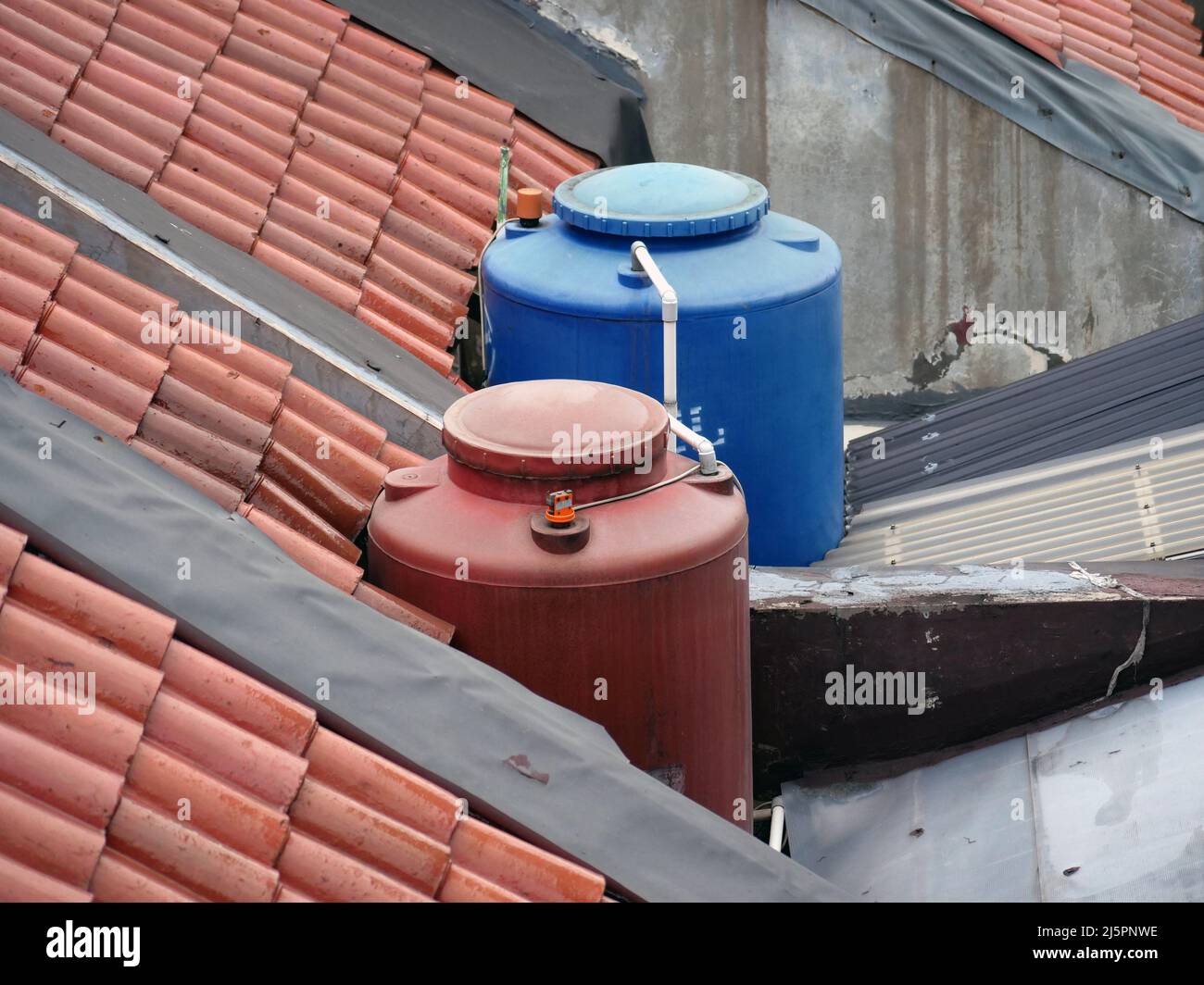 Réservoir d'eau ou réservoir d'eau pour alimenter la maison en eau Photo  Stock - Alamy