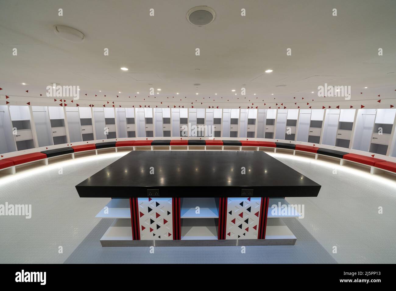 Les joueurs qui se tiennent dans les vestiaires du stade Ahmad Bin Ali, l'un des 8 sites de la coupe du monde de la FIFA, Qatar 2022, accueilleront jusqu'à 40 000 fans lors des matchs jusqu'au quart de finale. Banque D'Images