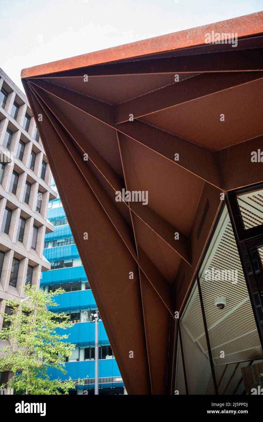 Architecture moderne : toit en acier en corten à gradins, triangulaire, sur un pavillon. Banque D'Images