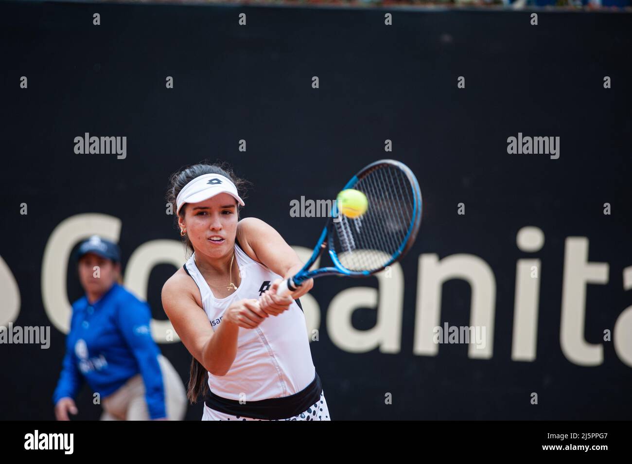 Colombian Camila Osorio joue pendant le match de demi-finale contre Laura Pigossi au Brésil à la Copa Colsanitas du tournoi WTA à Bogota, Colo Banque D'Images