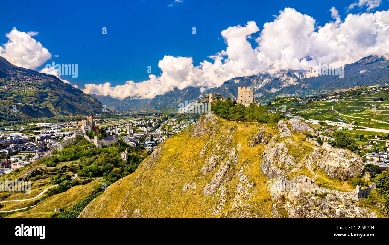 Panorama aérien de la basilique du Valais et du château de Tourbillon à Sion - le canton du Valais, Suisse Banque D'Images