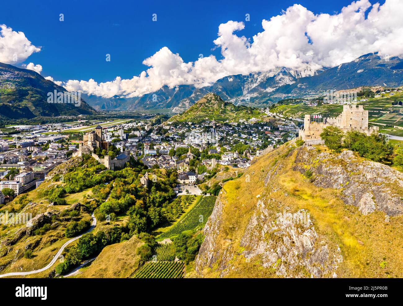 Panorama aérien de la basilique du Valais et du château de Tourbillon à Sion - le canton du Valais, Suisse Banque D'Images