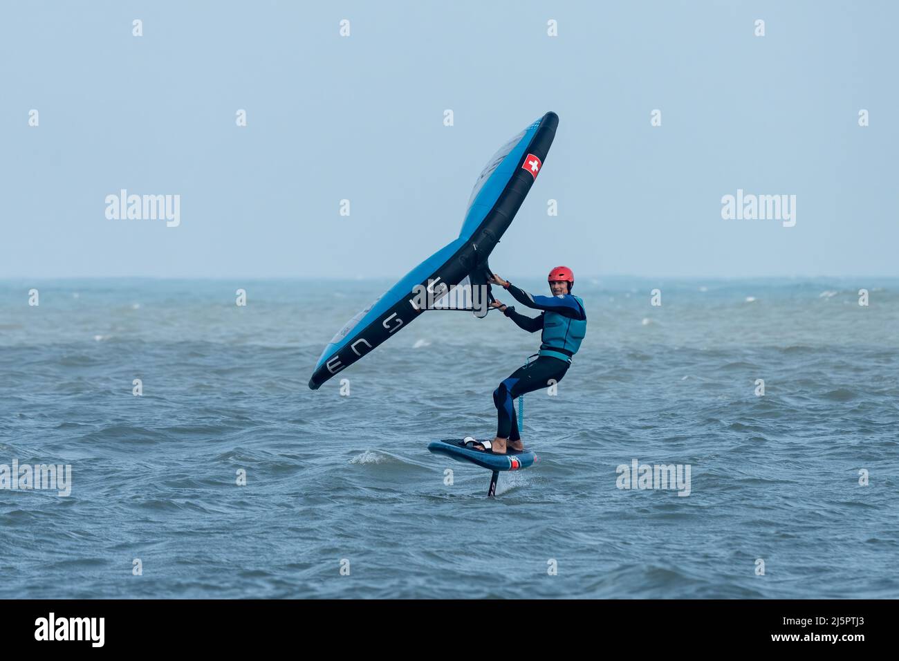 Une escadre surfeuse sur une planche hydroptère qui se joue dans le golfe du Mexique en hiver à South Padre Island, Texas. Banque D'Images