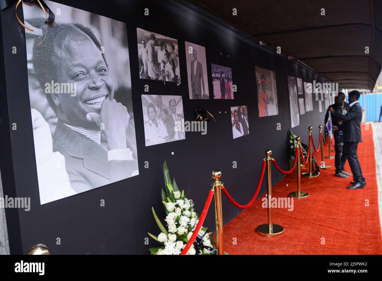Nairobi, Kenya. 25th avril 2022. Des portraits de l'ancien président du Kenya Mwai Kibaki sont vus aux édifices du Parlement à Nairobi où son corps sera dans l'état pendant trois jours. L'ancien chef d'État de 90 ans est décédé le 22 février 2022, comme l'a annoncé le président actuel Uhuru Kenyatta. (Photo de John Ochieng/SOPA Images/Sipa USA) crédit: SIPA USA/Alay Live News Banque D'Images