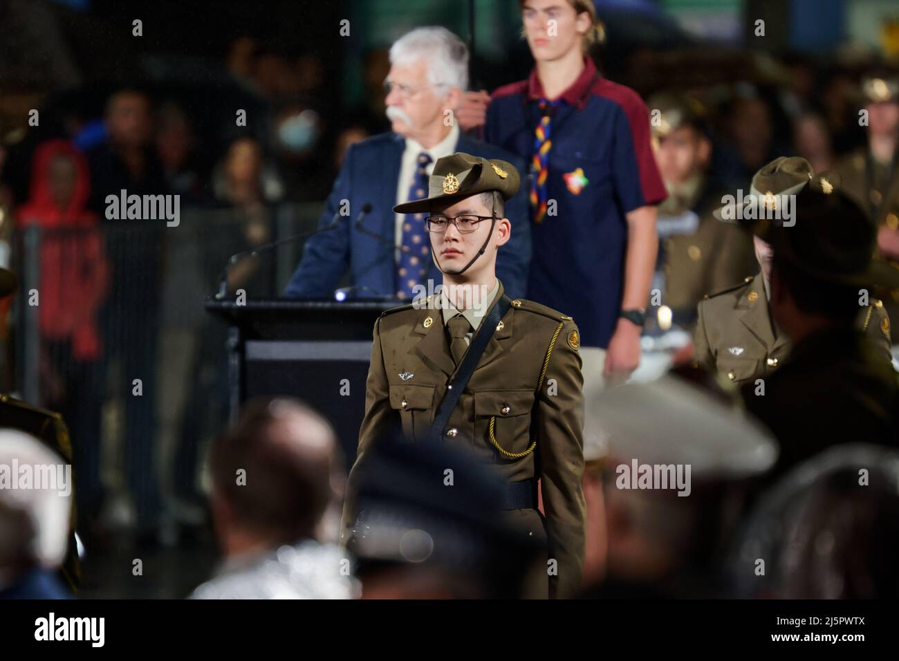 Sydney, Australie. 25th avril 2022. Un soldat vu pendant le service de jour de l'ANZAC Dawn le 25 avril 2022 à Sydney, Australie Credit: IOIO IMAGES/Alamy Live News Banque D'Images