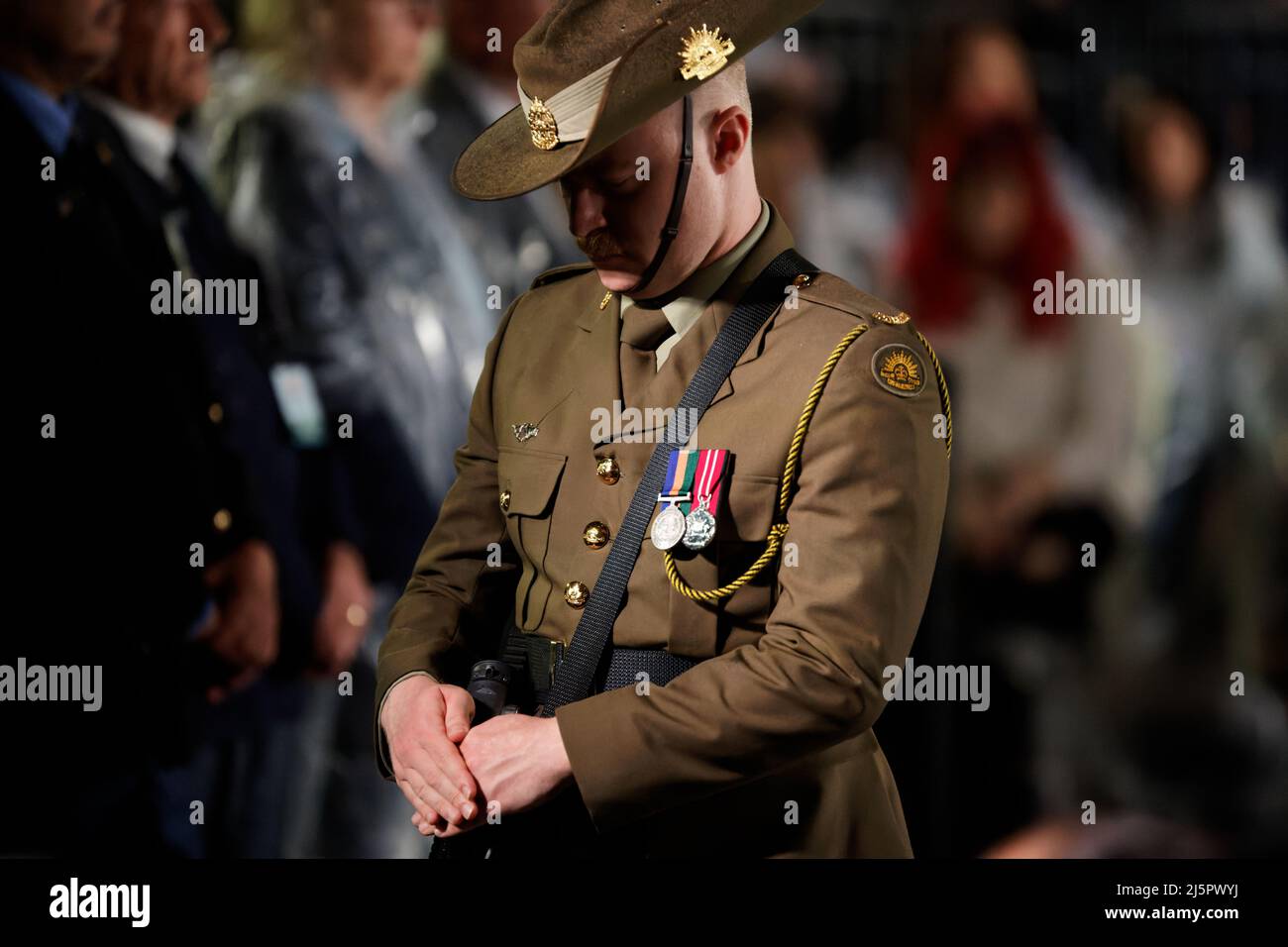 Sydney, Australie. 25th avril 2022. Un soldat vu pendant le service de jour de l'ANZAC Dawn le 25 avril 2022 à Sydney, Australie Credit: IOIO IMAGES/Alamy Live News Banque D'Images